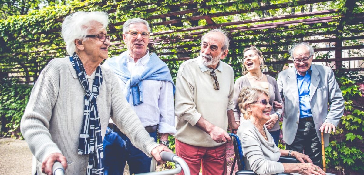 Senioren lopen buiten