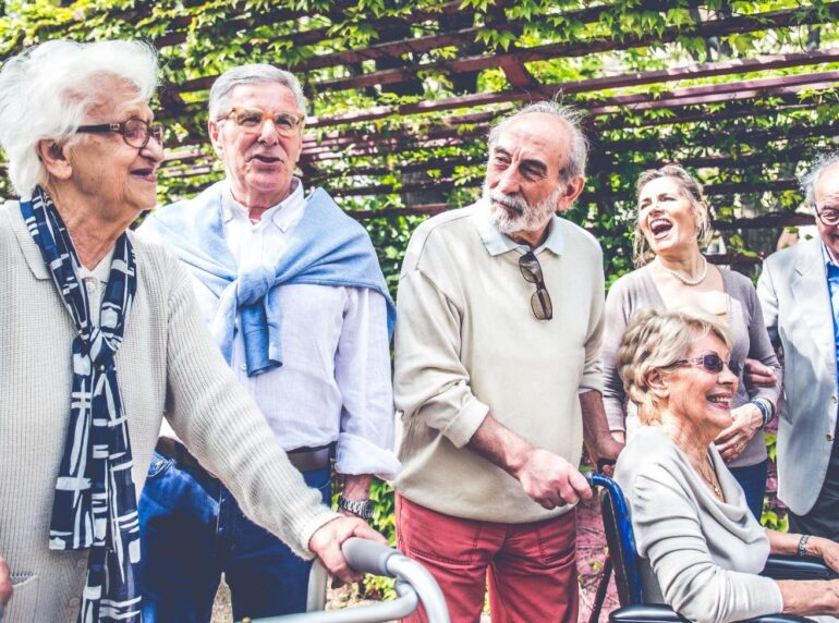 Senioren lopen buiten