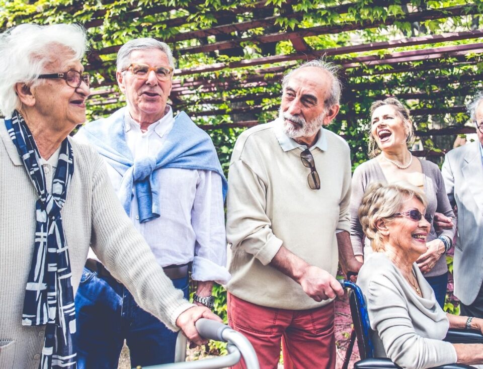 Senioren lopen buiten